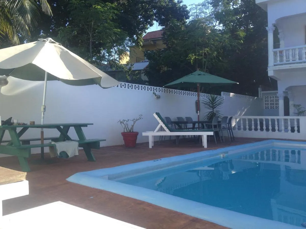 Homestay szállás Almond Tree Villa Ocho Rios Jamaica